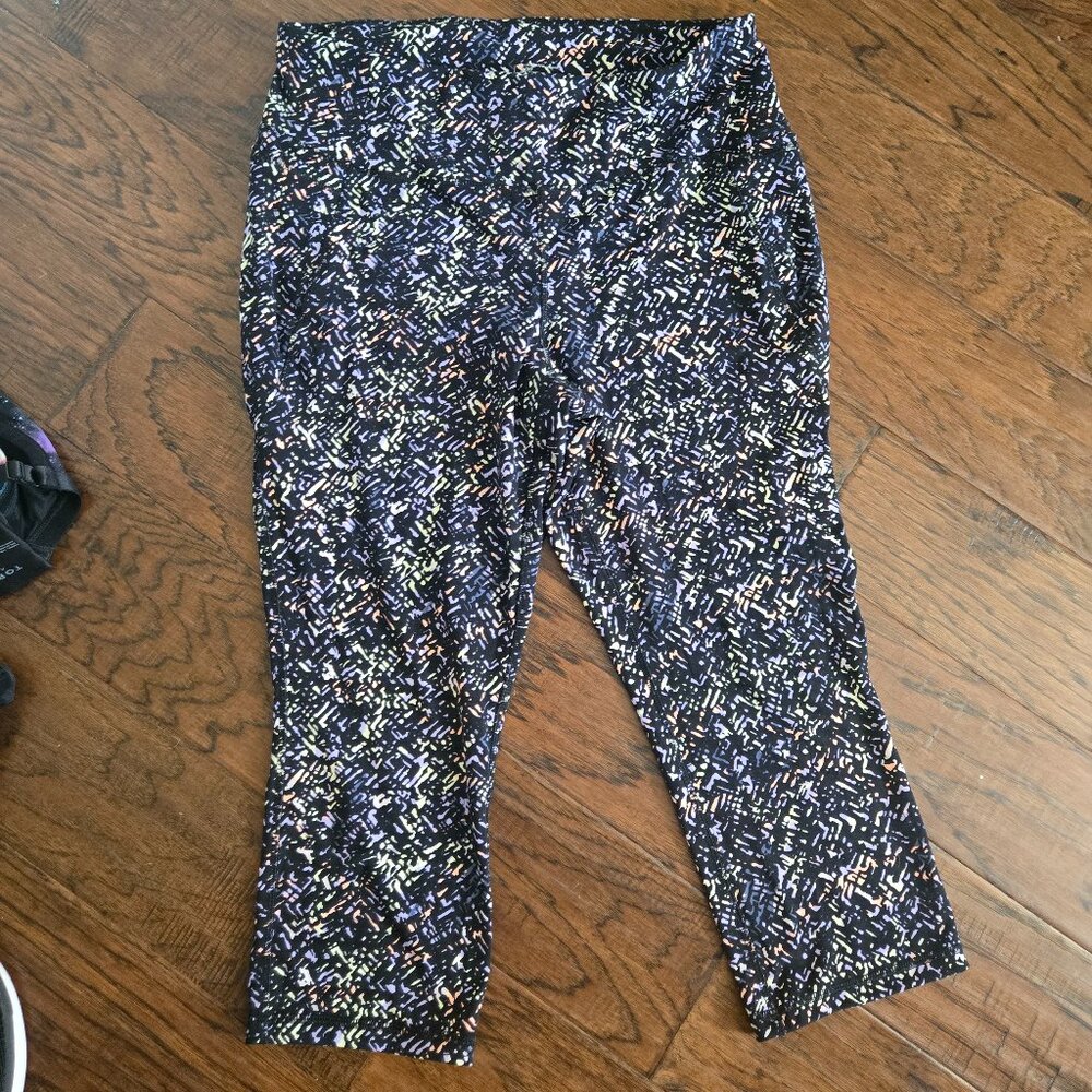 Lane bryant LIVI leggings capri with pockets, black multi color specks